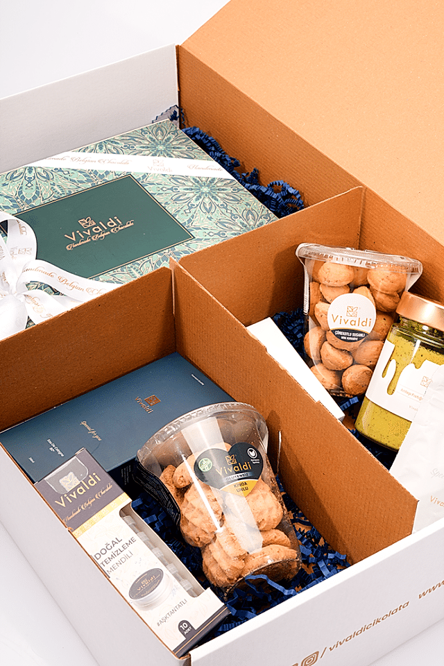 Vivaldi Tutti Grand Hediye Seti - El Yapımı Belçika Çikolatası, Gurme Antep Fıstığı Kreması, Unisex Parfüm ve Prestij Lezzetler