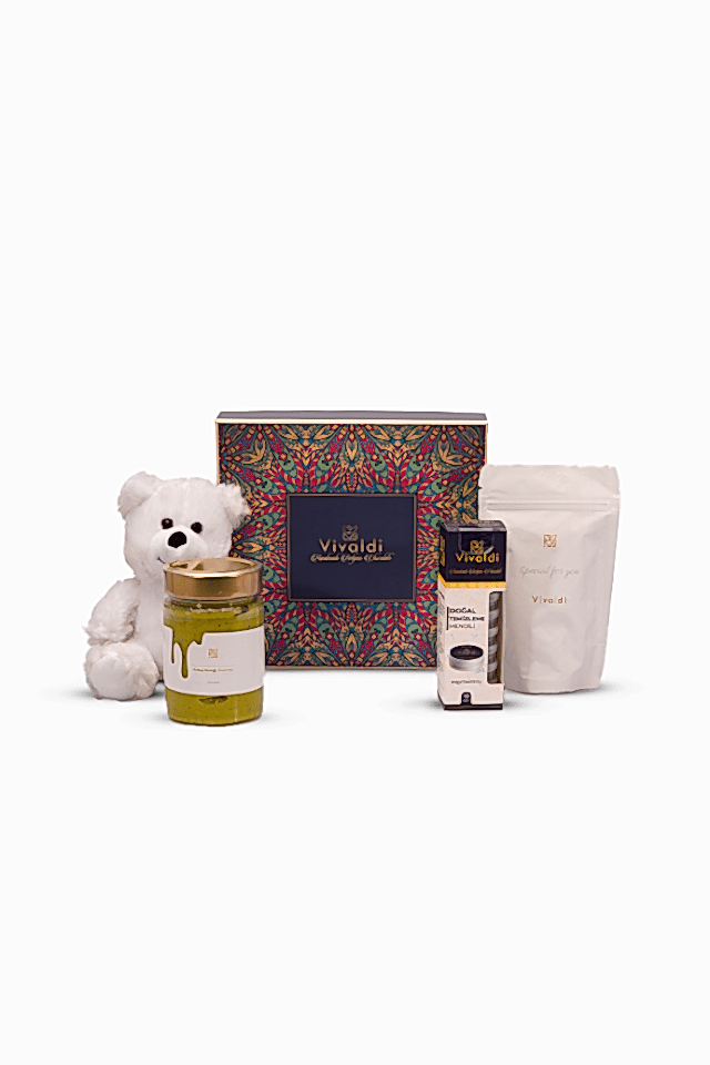 Vivaldi Piano Hediye Seti - El Yapımı Belçika Çikolatası, Antep Fıstığı Kreması, Türk Kahvesi ve Beyaz Peluş Ayıcık