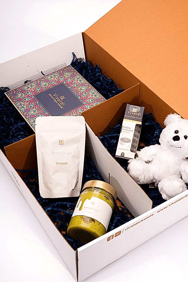 Vivaldi Piano Hediye Seti - El Yapımı Belçika Çikolatası, Antep Fıstığı Kreması, Türk Kahvesi ve Beyaz Peluş Ayıcık
