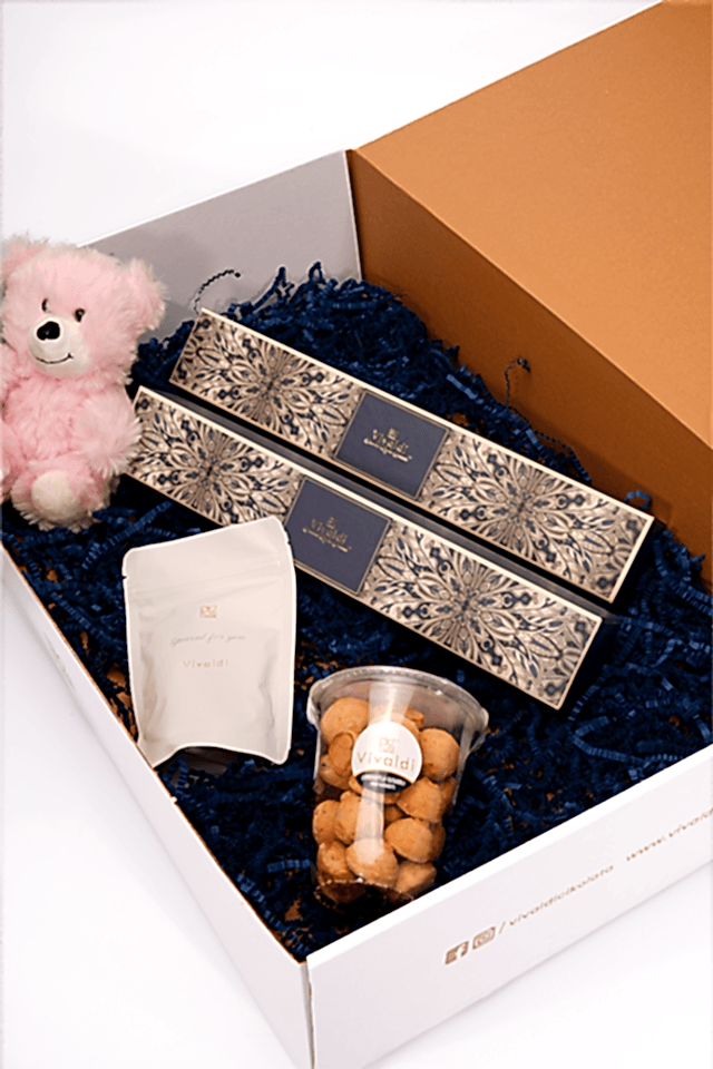 Vivaldi Dolce Hediye Kutusu – Özel Tasarım Çikolata, Tuzlu Kurabiye ve Peluş Ayıcık Seti